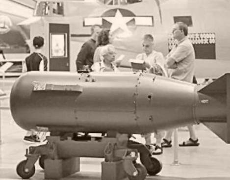 独自返回船厂码头去拿,结果在此时,美国在广岛投下了第一颗原子弹:小