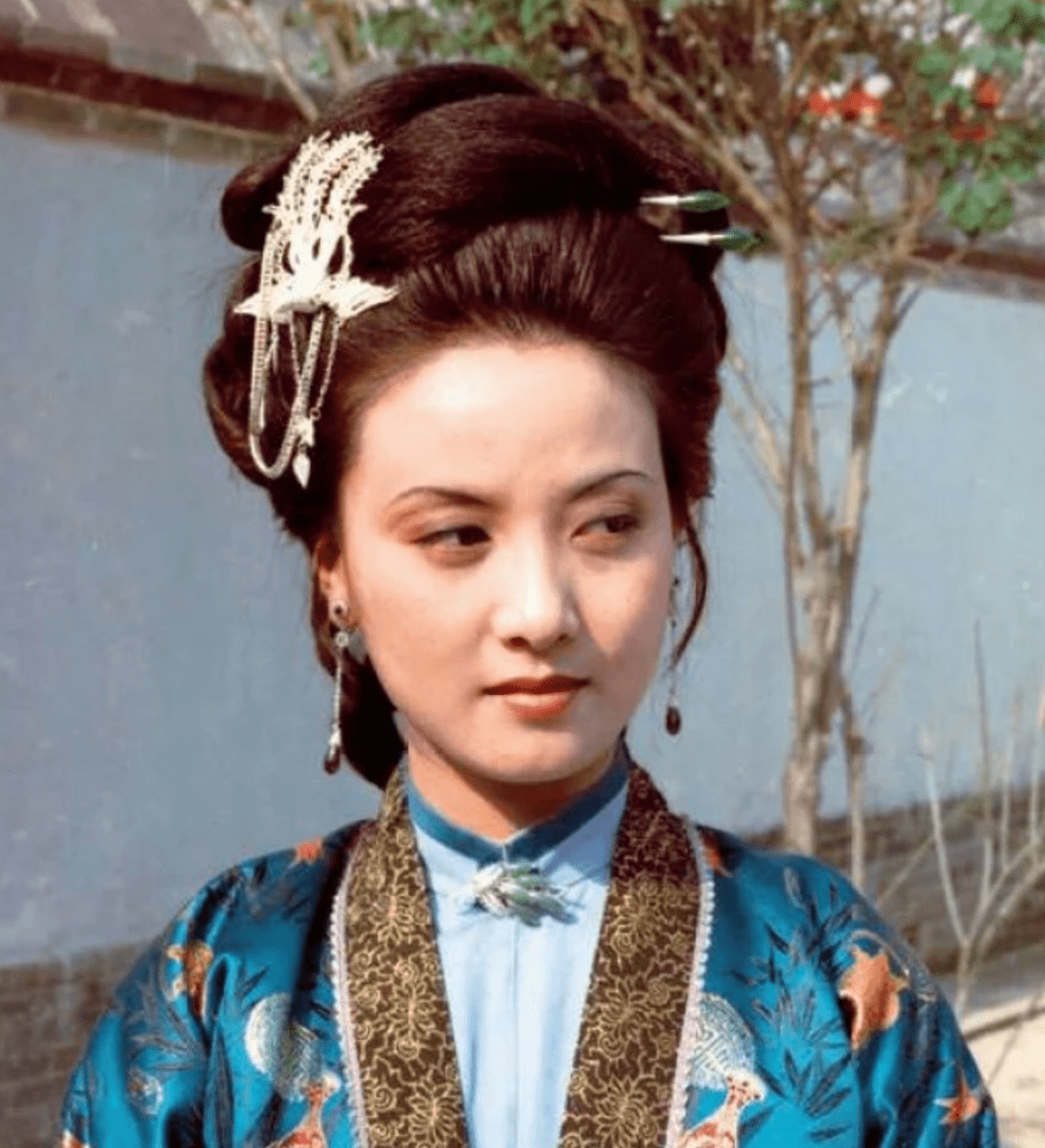 在婆婆和奶奶之间,王熙凤一向站队贾母,更是因为鸳鸯之事被邢夫人记恨