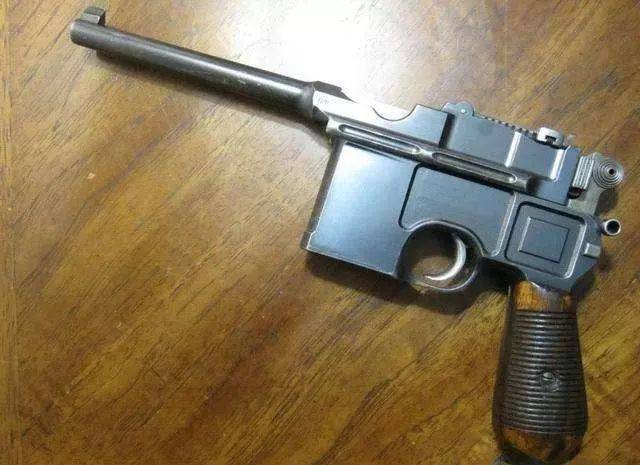 早在上世纪30年代就有毛瑟m1932冲锋手枪了,就是所谓"二十响"盒子炮.