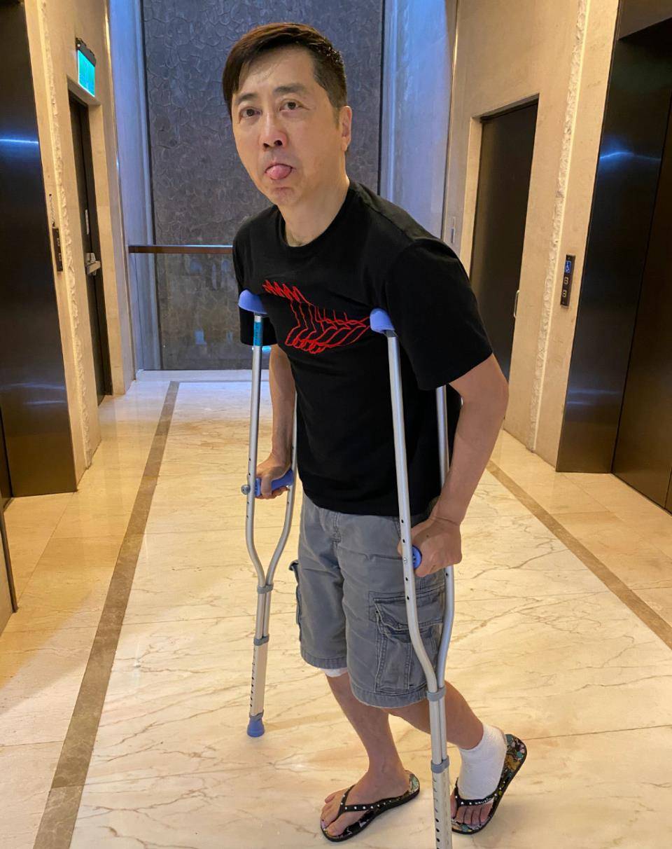 59岁庾澄庆跑步扭伤了脚!晒双手拄拐杖照片,面部憔悴显苍老