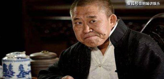 在影视剧中乍一看一个满脸横肉,歪嘴的男子一看就不是什么好玩意,也正
