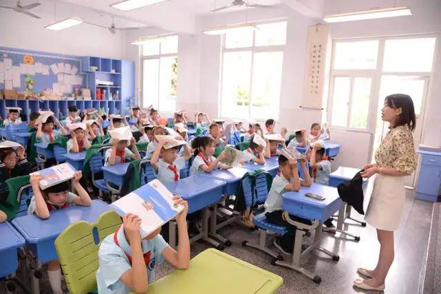 都江堰市灌州小学校进行地震应急疏散演练