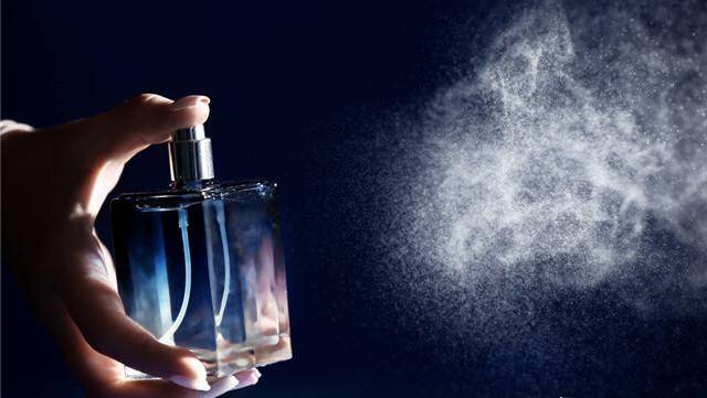 香水不仅能够遮住不雅的气味,还能让人闻到各式各样的香味,自然大受