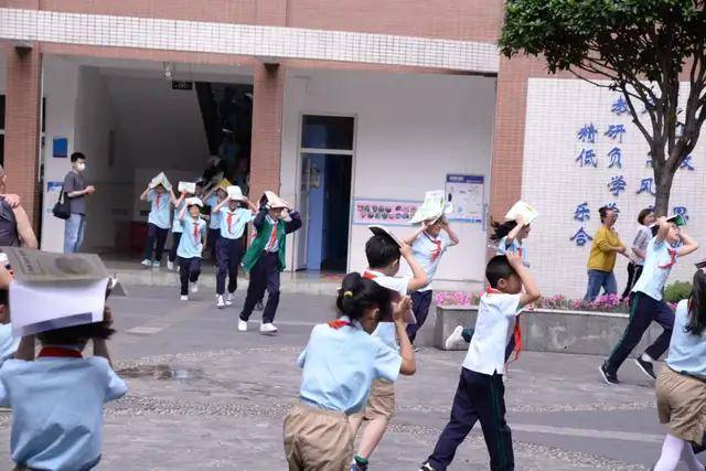 都江堰市灌州小学校进行地震应急疏散演练
