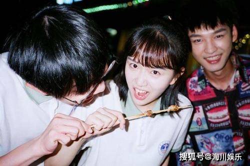 眼见女方仍是怒气未消,付伟伦不得不放出大招,一把将李浩菲揽入怀中