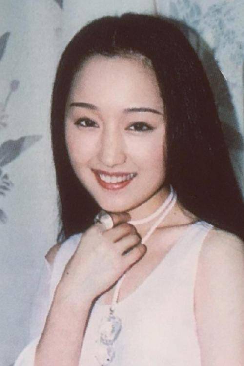 杨钰莹年轻时就很漂亮,她凭借着一首《我不想说》迅速走红,当时很多