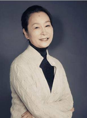 原创国家一级演员奚美娟:39岁产子后与丈夫离婚,现儿子成最大骄傲