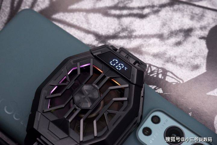 黑鲨冰封散热背夹2pro圈铁版游戏耳机带来完美手游体验