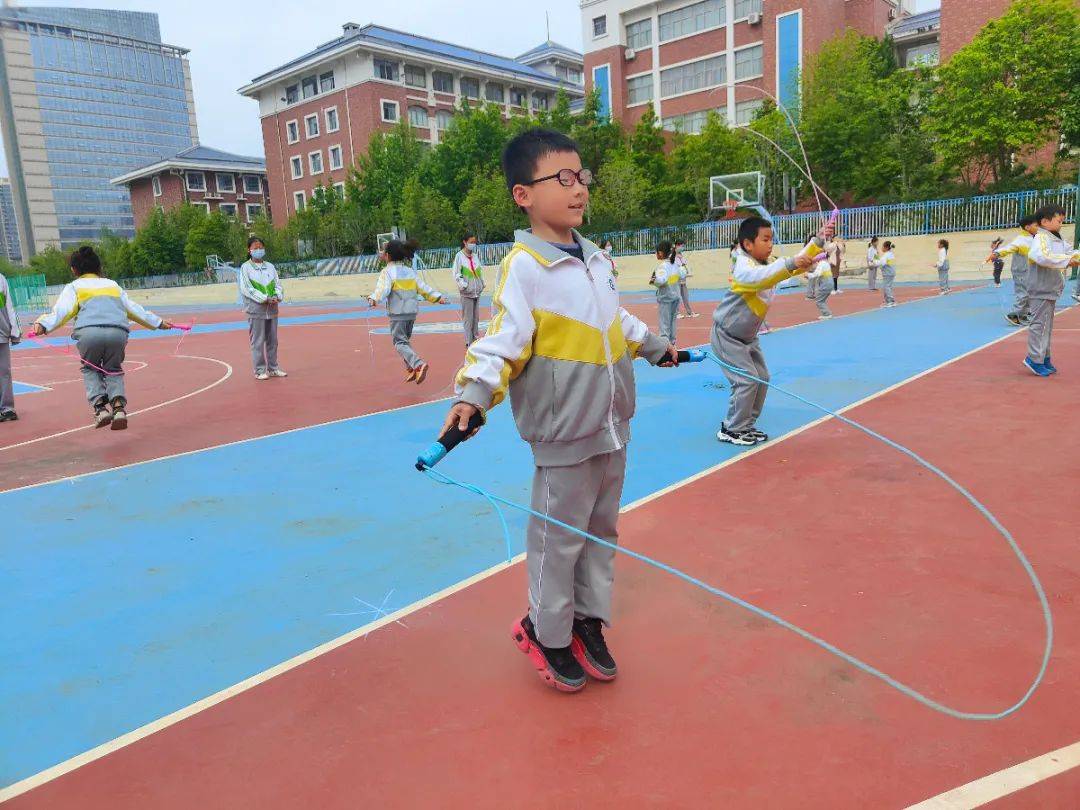 枣庄市实验学校第十二届体育节成功举行16年级跳绳比赛掠影