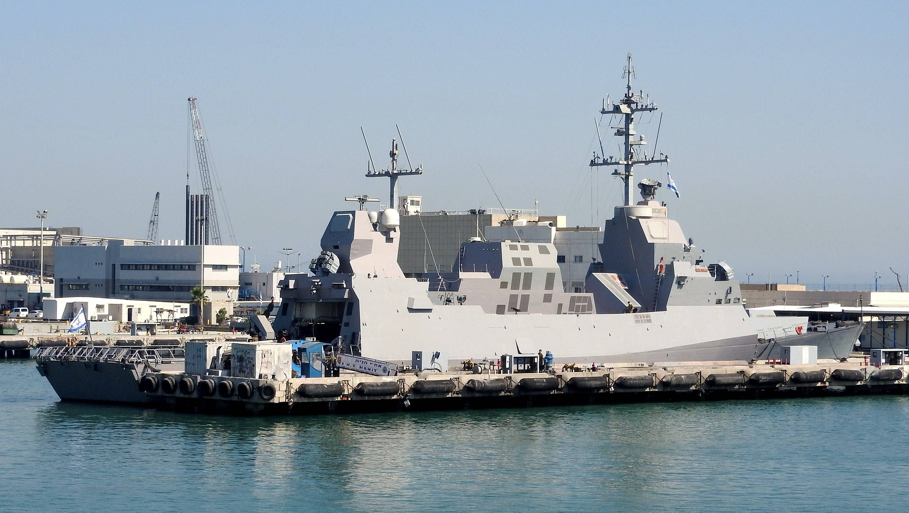 以色列海军神盾战舰出动了,铁穹导弹蓄势待发,确保海上油田安全