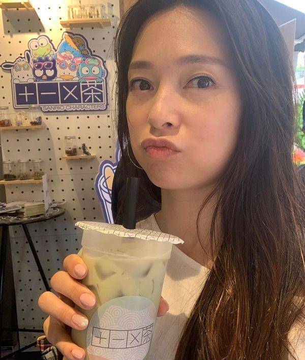 郭晋安41岁妻子晒健身照,川字腹肌抢眼,结婚14年仍冻龄如少女