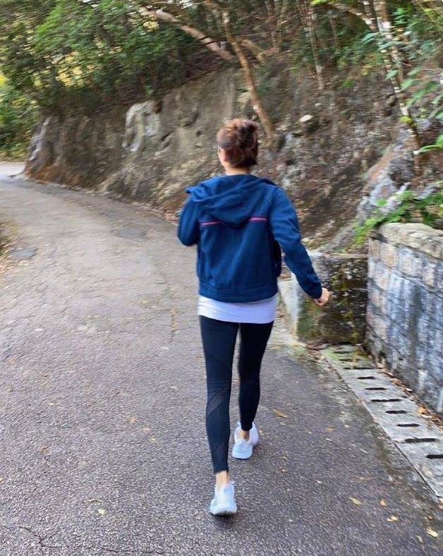 黎姿晒跑步照49岁活成背影杀手嫁入豪门一样自律
