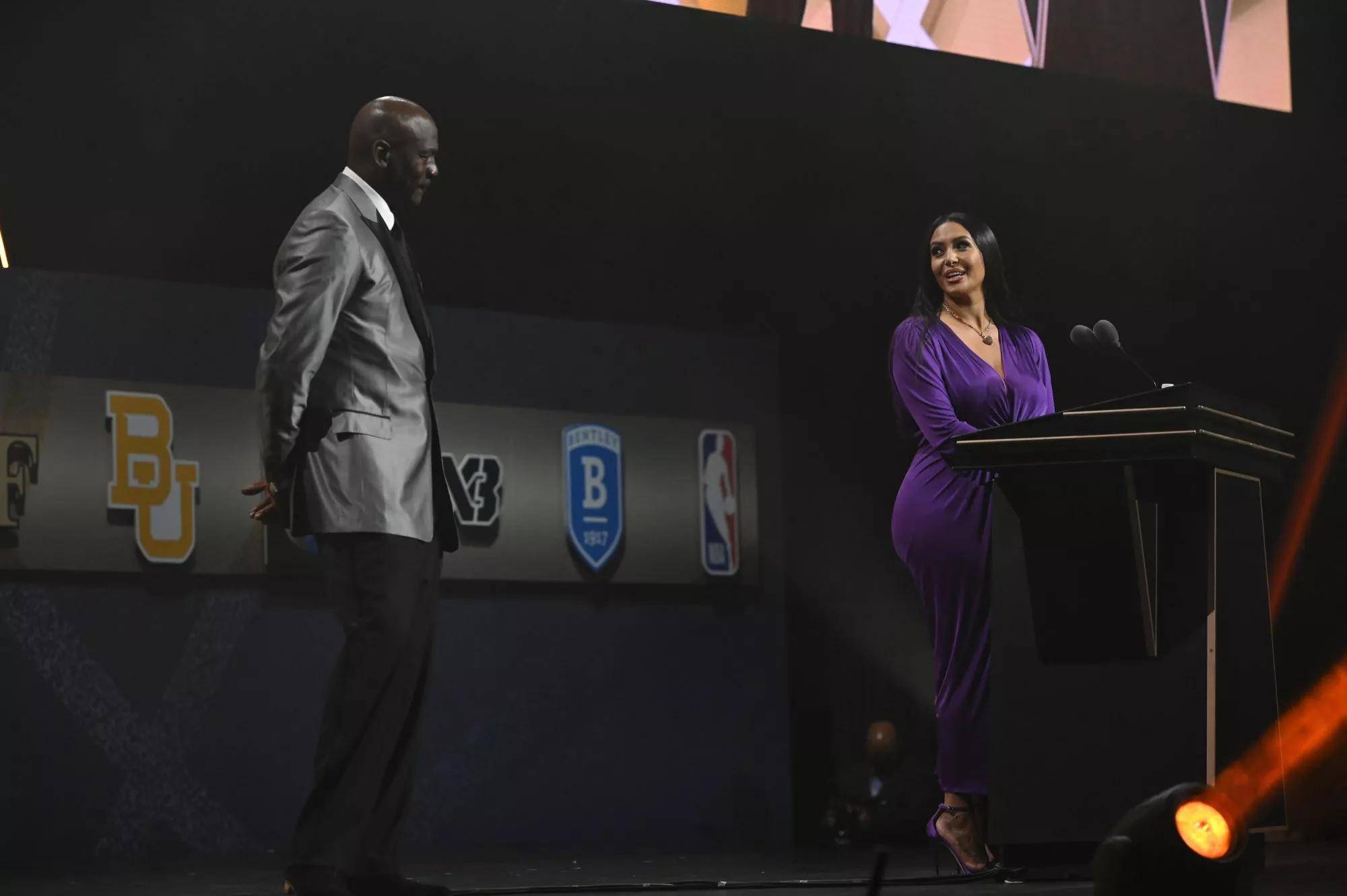 科比遗孀瓦妮莎发名人堂获奖感言,黑发紫裙抢眼,乔丹落泪相陪