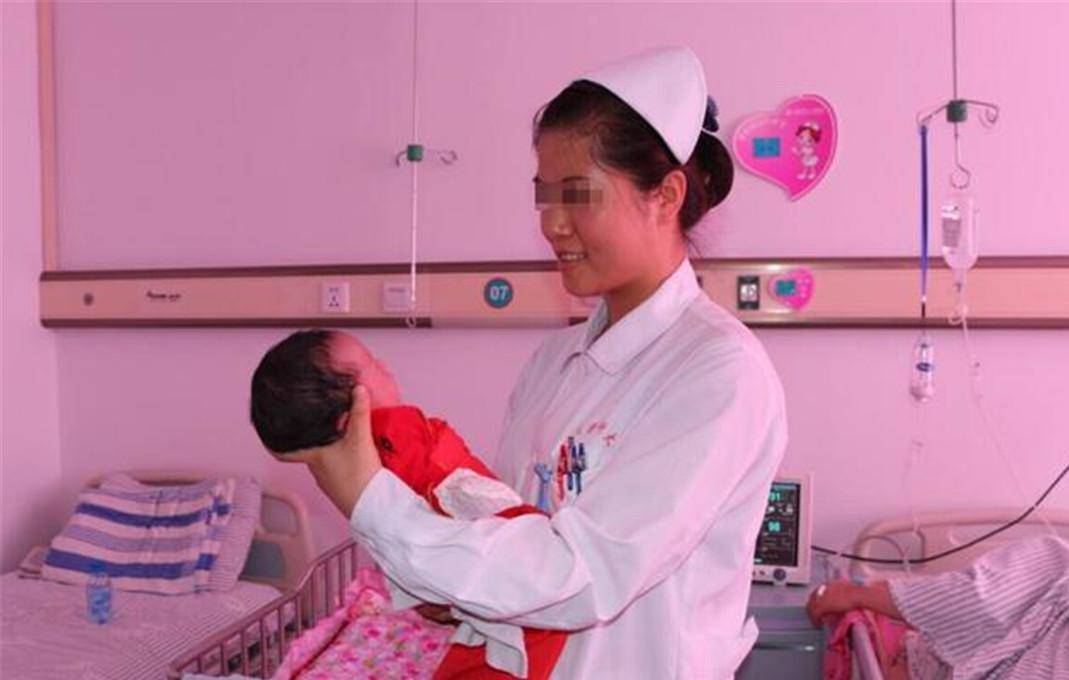 原创暴脾气宝宝火了刚出生就把美女护士口罩扯下网友真记仇