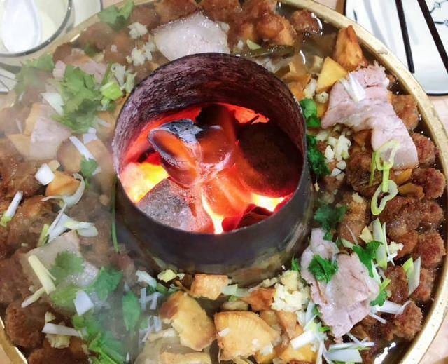 火锅采用极富古绛州特色的铜火锅为器皿,以木炭为原料,以熬制的老汤为