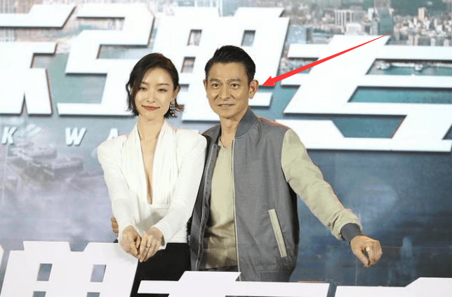 刘德华公开示爱倪妮?赞叹其有女友的味道,被扒合影他耳朵都红了!