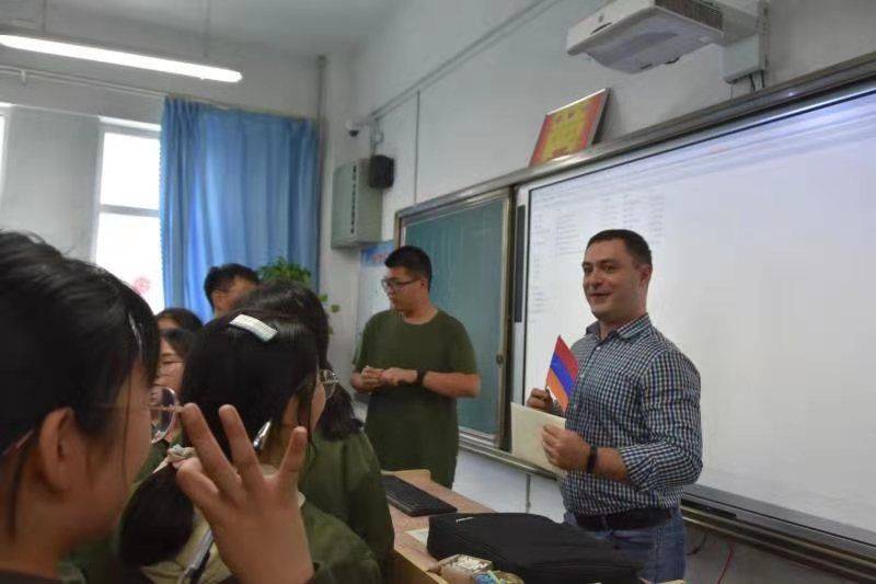 胶州二中:亚美尼亚教育进课堂 让学生领略多元文化