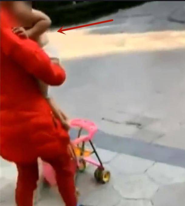 原创妈妈带赤膊女儿寒风中遛弯娃冻得瑟瑟发抖邻居不是第一次了