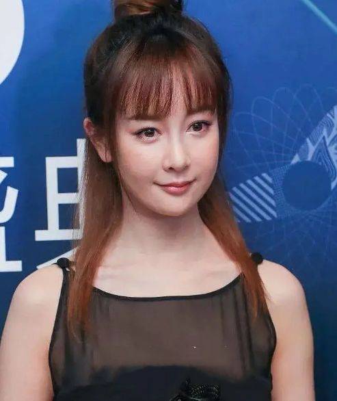 张檬取出假体后颜值回春,和男友合体开直播,两人穿情侣装秀恩爱