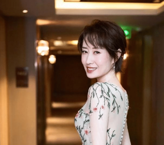 她是刘敏涛女儿,妈妈为了她不生二胎,她与富豪爸爸7年未相见