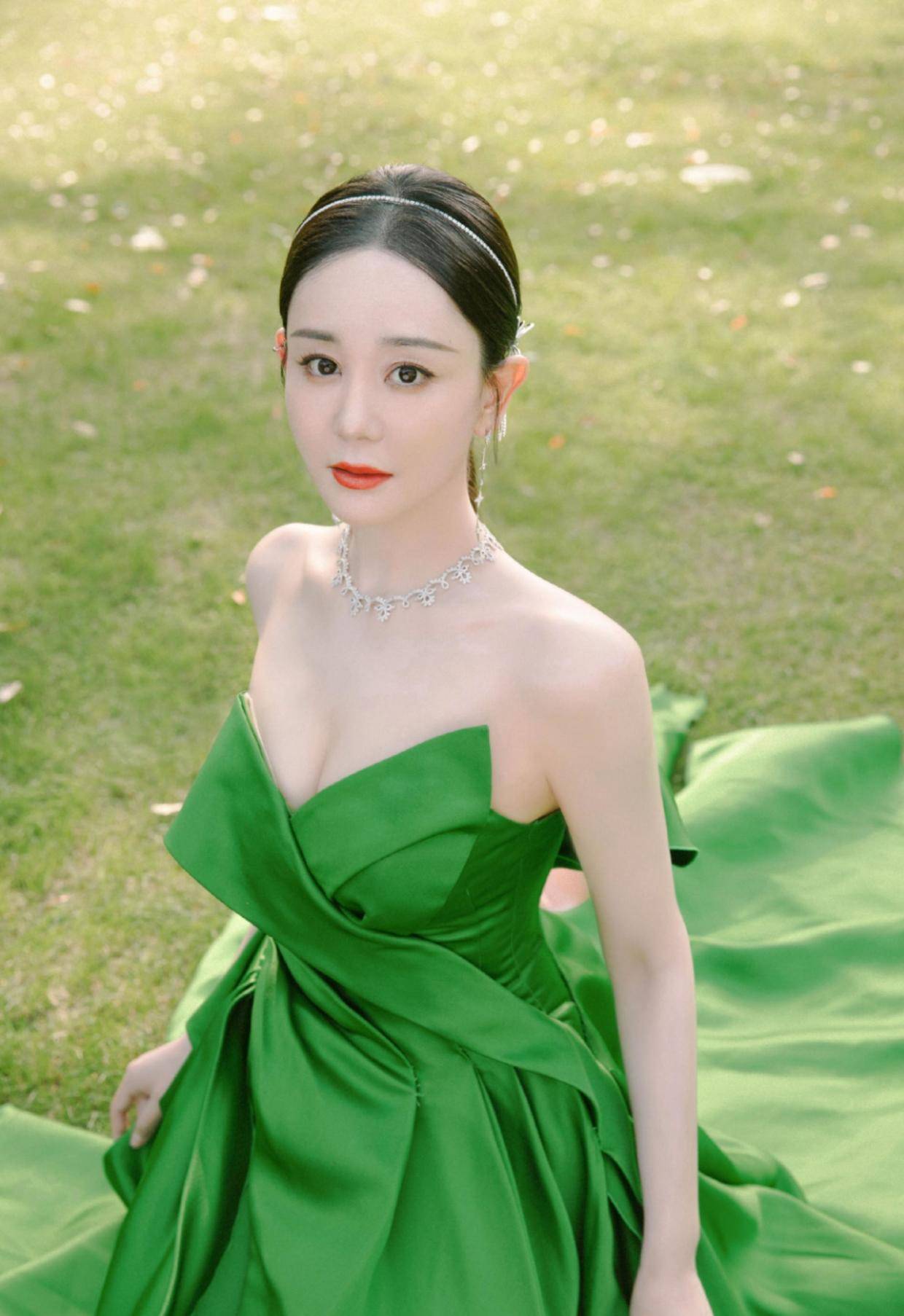 有种"惊艳"叫海陆穿礼服,一袭绿色抹胸裙高级精致,温婉大气