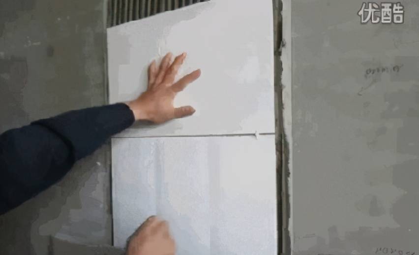 放上留缝十字胶粒,再次调整瓷砖位置,然后用橡皮锤轻轻敲打,配合水平