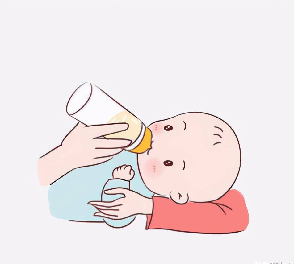 原创两岁萌娃走秀到一半,忘记拿奶瓶气冲冲回头,网友:回去充电咯
