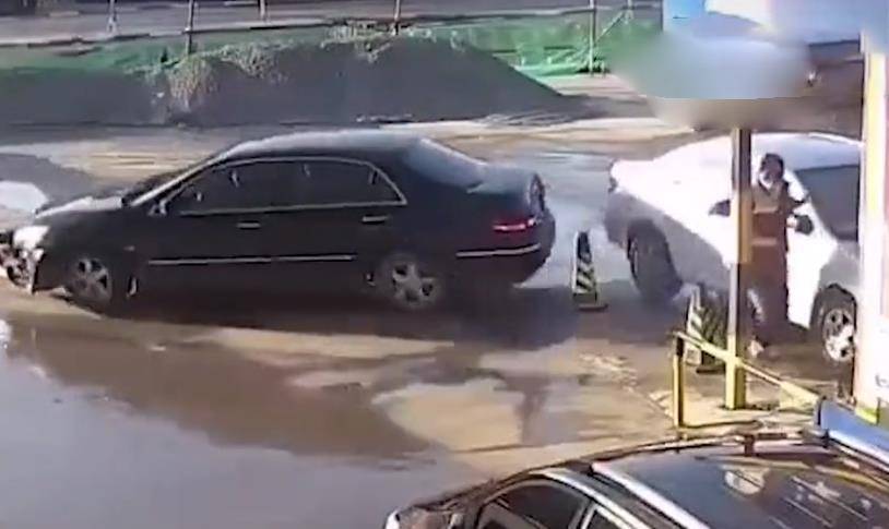 原创15秒撞4次!河北一女司机持续出错连撞2车,现场画面曝光