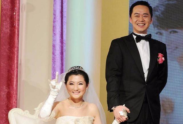 2016年两人就离婚了,selina还爆料曾被张承中赶出家门,挺惨的.