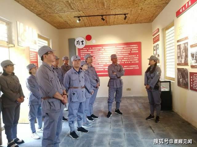 在南川革命旧址,大家依次参观了南川抗日根据地展馆,三十八军起义