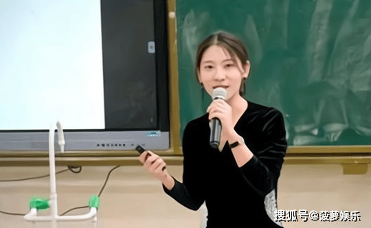 26岁中学女教师走红,清纯气质媲美校花