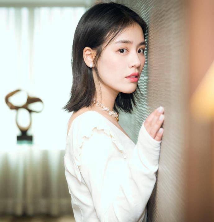 原创33岁马思纯生图罕曝光,瘦出尖下巴,耸肩缩脖与精修差距太大