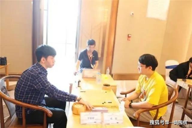 深圳宏发围棋队选手戎毅(右)曾在今年联赛第一阶段成就非凡的六轮六