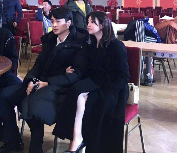 原创陈晓陈妍希出席活动,两人穿情侣装手牵手亮相,满脸笑容尽显甜蜜