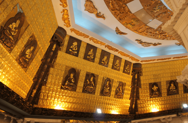 原创国内最"豪气"的宫殿建筑,内部供奉9999尊金佛像,地面铺满金砖
