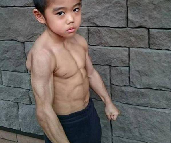 原创那个说要超越李小龙的日本小男孩,10多年练就一身肌肉,后来如何