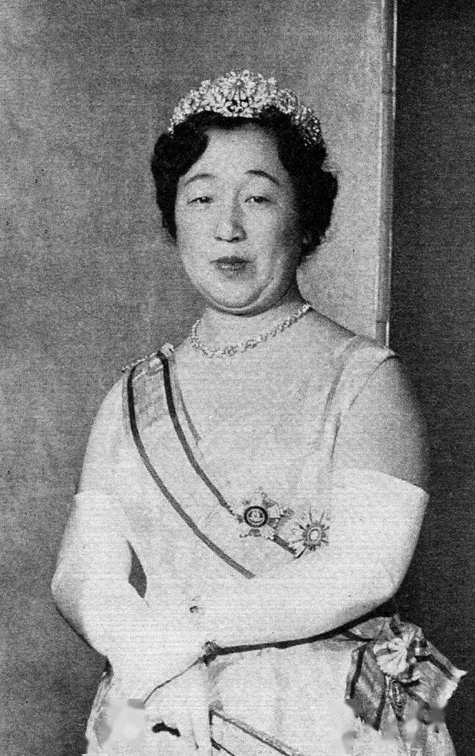 眯眯眼塌鼻梁,还是恶婆婆的日本良子皇后,为何能让天皇独宠一生