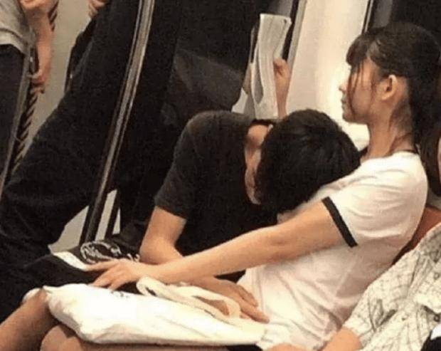 上车就发现一对情侣,应该是男孩子上班太累了,女生就让靠着她睡,这样