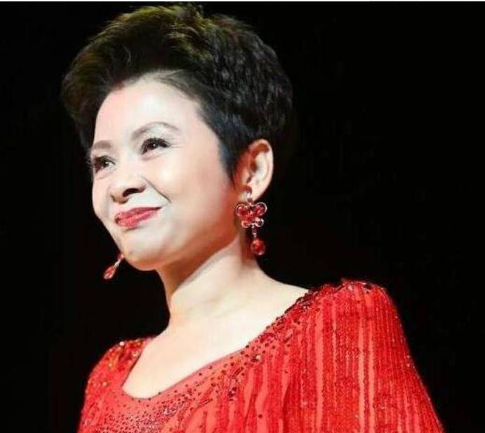 58岁董文华现身商演,一袭红裙好贵气,和导演老公恩爱37年