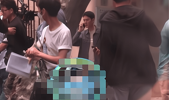 冯绍峰片场继续专心拍戏,笑容满面状态好,懒理相亲等各种谣言