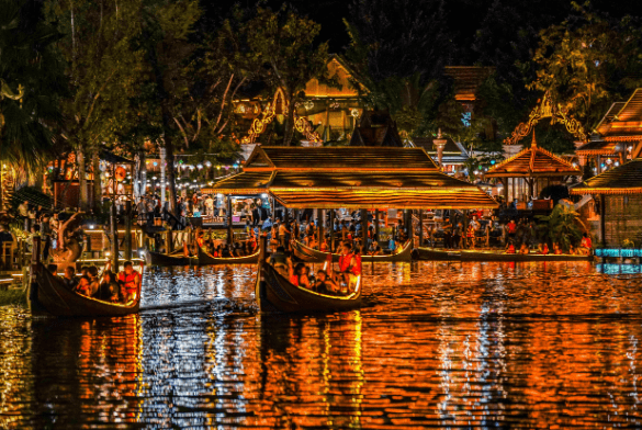 六月告庄西双景的水上夜市风景