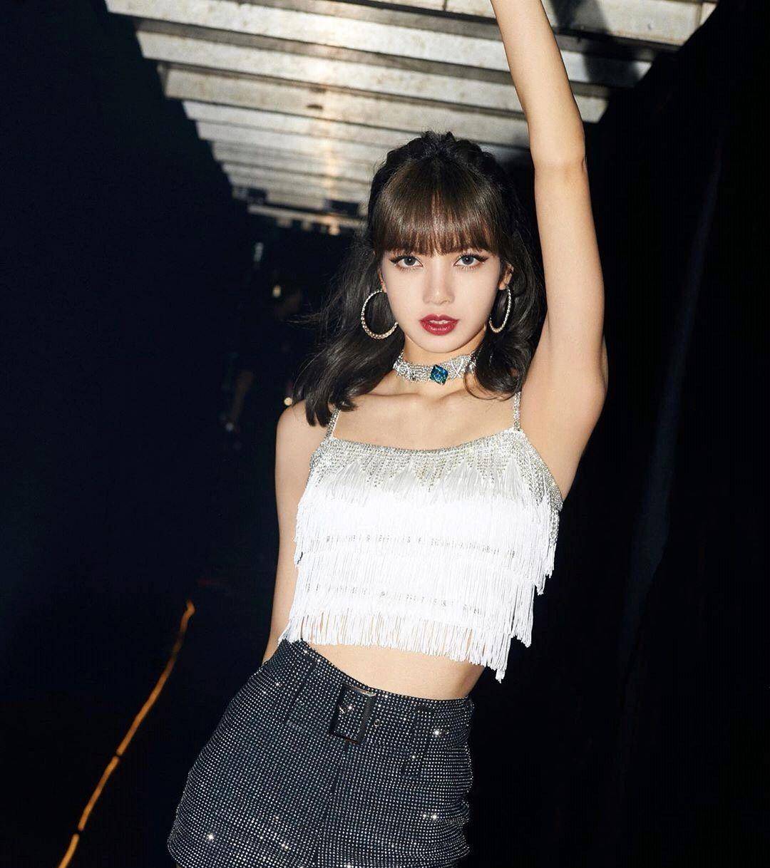 原创lisa钻石装闪到睁不开眼,蚂蚁腰a爆全场,被说颜值低染回原来发色