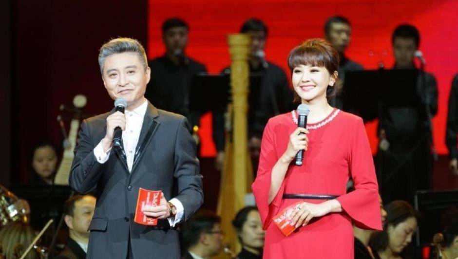 46岁主持人方琼近照,嫁大8岁领导依旧冻龄,儿子长相一言难尽