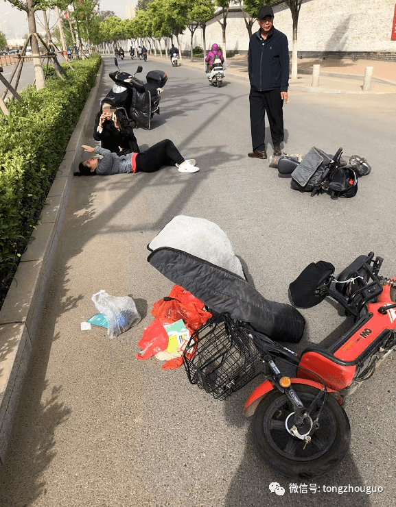 突发通州两电动车相撞一名女子骨折门牙掉了太惨了