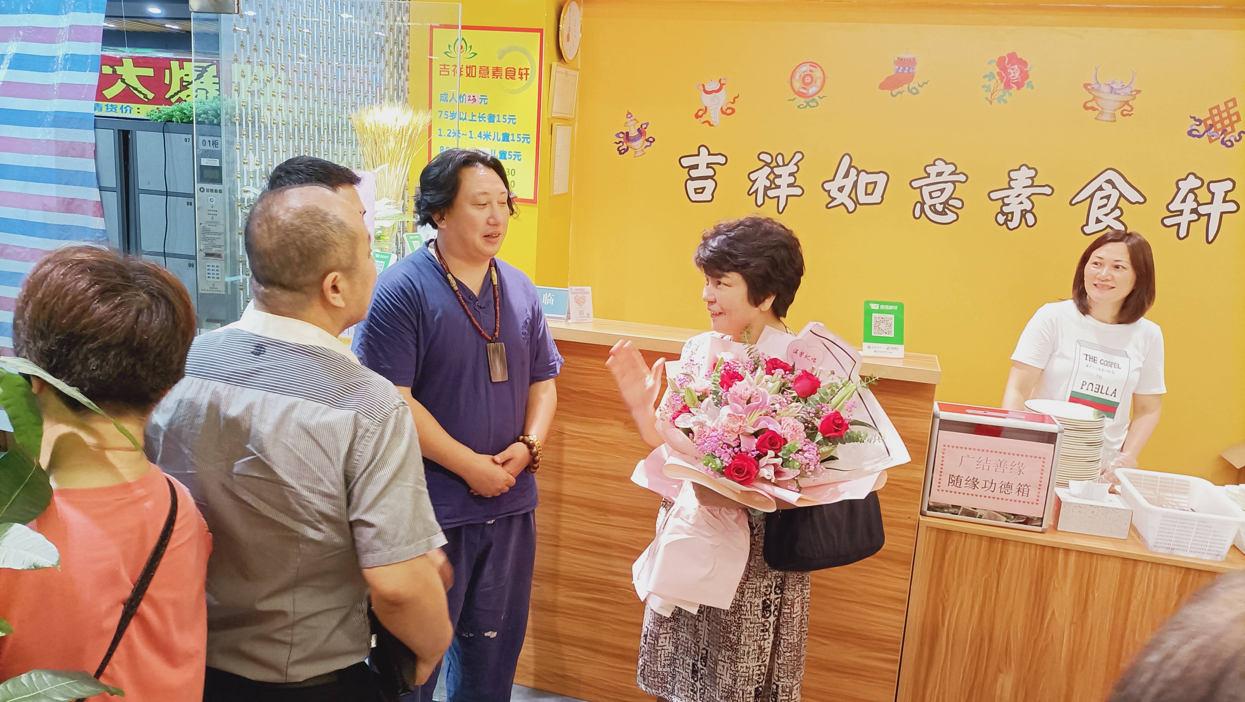 女会长生日供斋 有一份情叫《戴上口罩去直播》