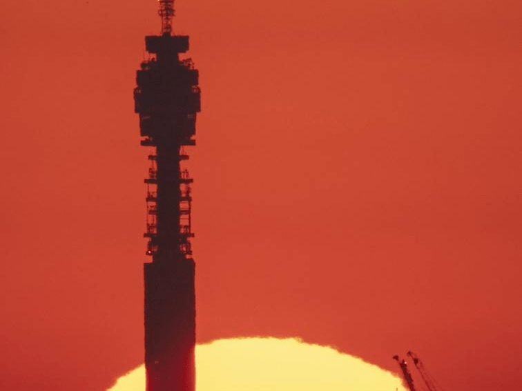 英国日出天空红似火 英国电信塔剪影美如画