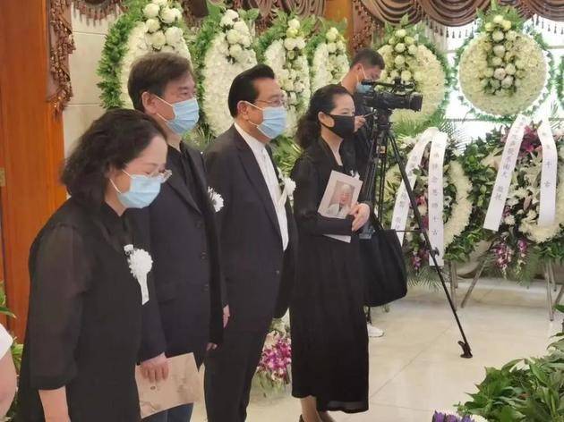 原创李双江梦鸽罕见合体露面,参加友人葬礼表情沉重,儿子仍旧未露面