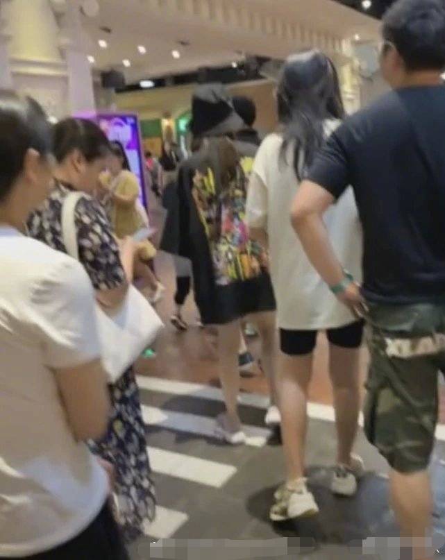 小海绵长相清秀头发乌黑,杨颖陪娃少女气息十足,唯独少了黄晓明?