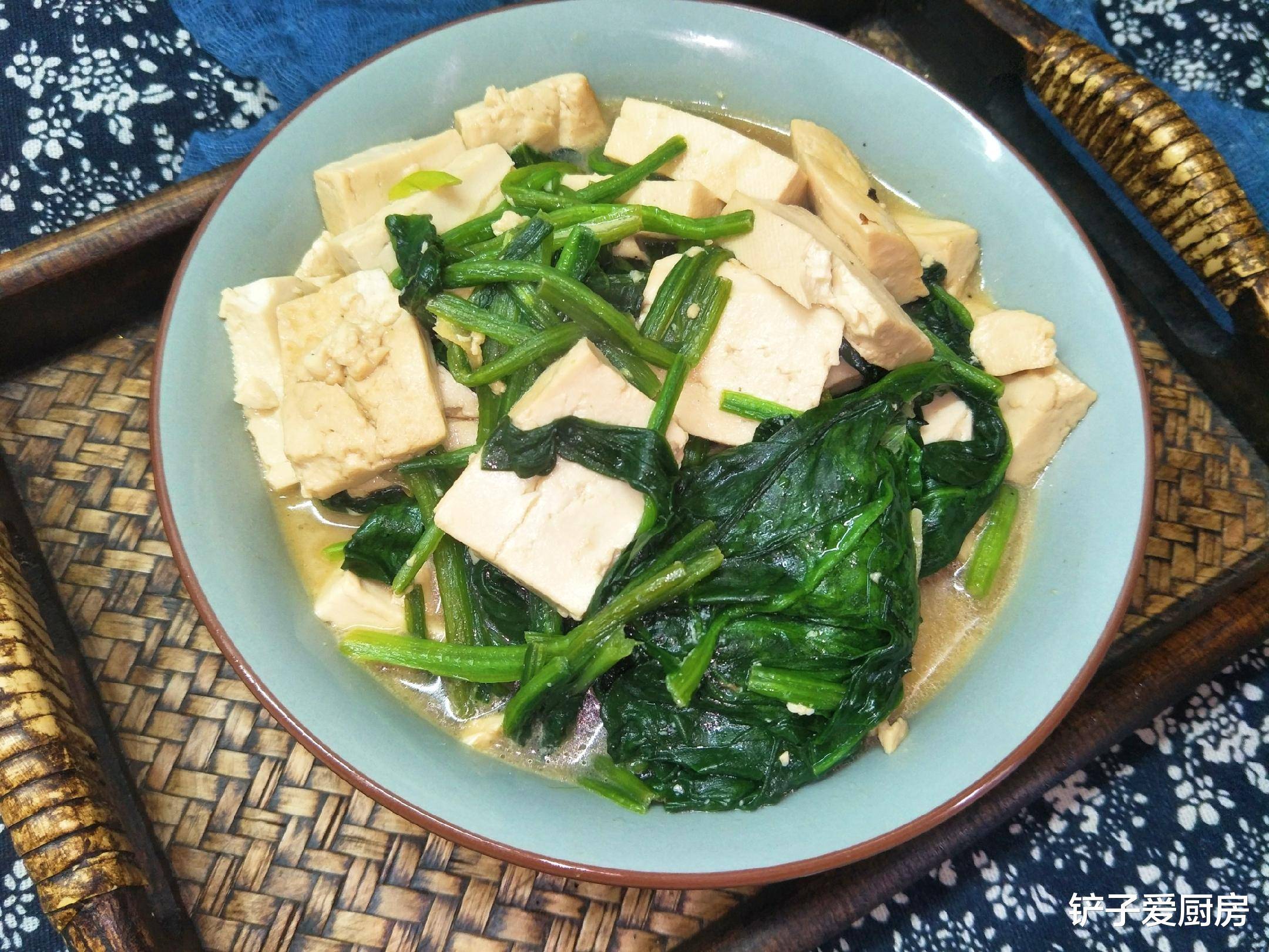 炖菠菜时需要焯水吗教你烹饪方法菠菜不苦不涩鲜嫩翠绿