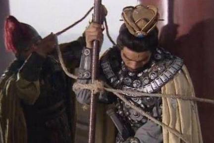原创曹操处死吕布时,为何要下令将其先勒死再斩首?这得有多大仇?